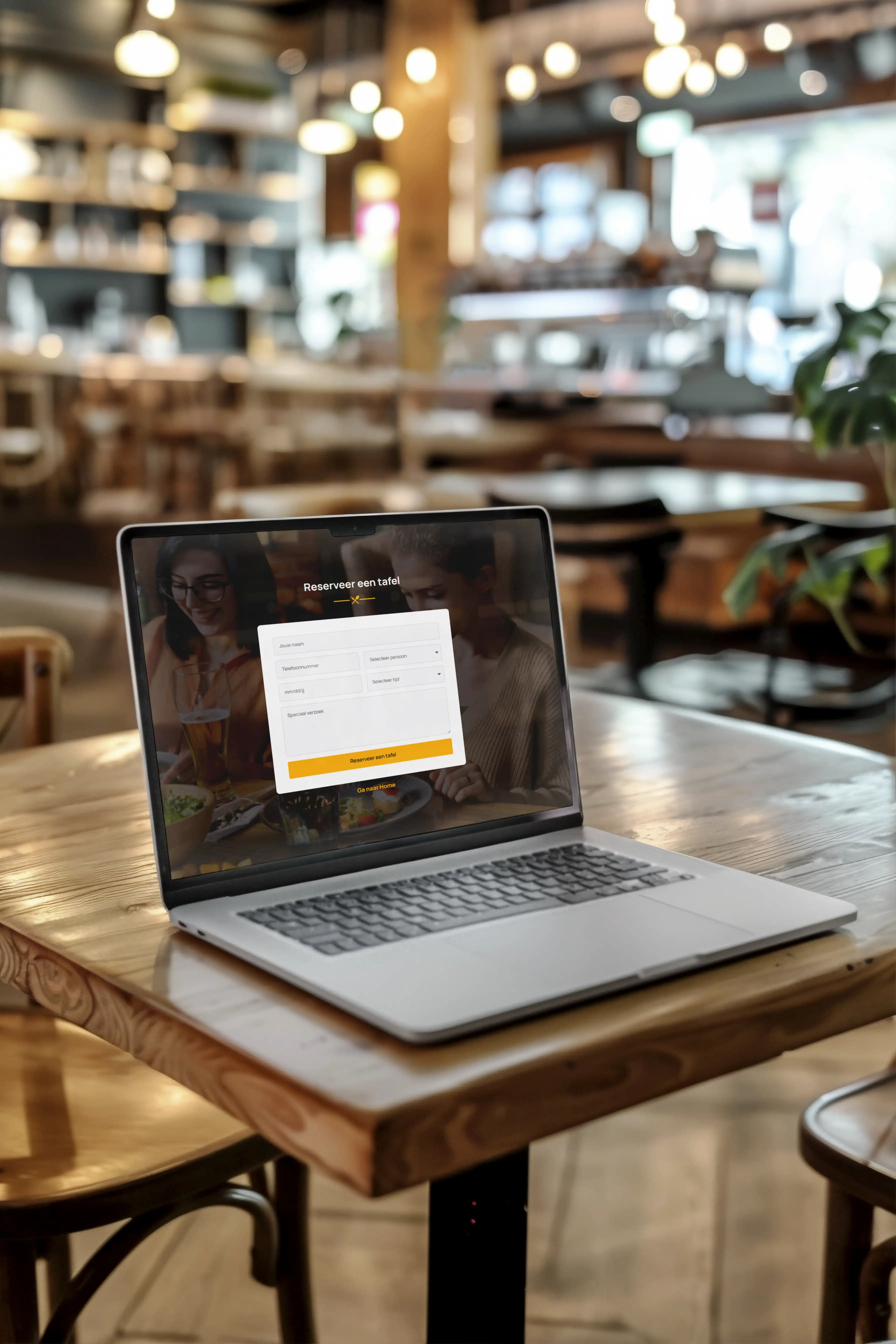 Amplifai Studio - websites en seo -laptop op tafel Amplifai-Studio-Homepage-huisstijlgerichte-grafische-vormgeving-scaled.