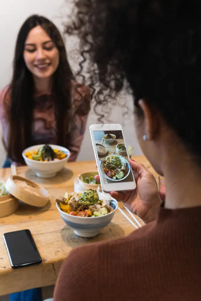 Social media is geen luxe meer, maar een noodzaak voor horeca in Arnhem en Nijmegen. Met de juiste strategie trek je nieuwe gasten aan en bind je vaste bezoekers. Zo groeit je zaak stap voor stap, ook in een competitieve markt.

Wil je weten hoe jouw restaurant, café of bar meer kan halen uit social media? Plan een gratis marketinggesprek en ontdek waar jouw kansen liggen. Samen zorgen we voor volle tafels en een sterk merk.