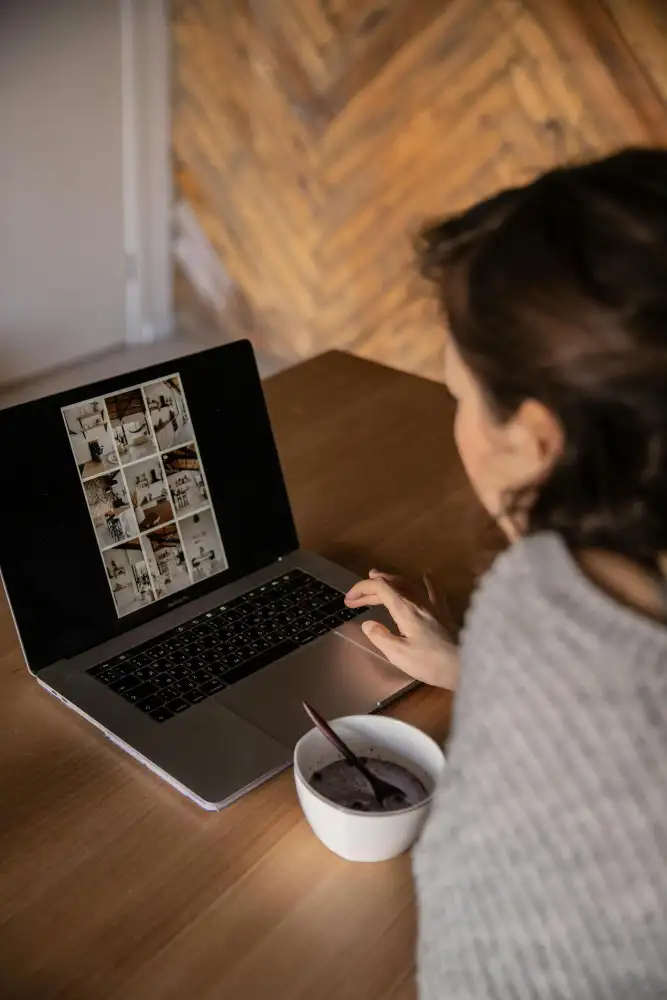 De makelaarsmarkt in Arnhem en Nijmegen wordt steeds digitaler. Met slimme online marketing vergroot je je zichtbaarheid, genereer je meer leads en verkoop je sneller woningen.

Of het nu gaat om een betere website, social media strategie of lokale SEO: de kansen liggen voor het oprapen. Het belangrijkste is om vandaag te beginnen.

Wil je ontdekken waar jouw makelaarskantoor kan groeien? Plan een gratis marketinggesprek en ontdek hoe je met online marketing meer impact maakt in Arnhem en Nijmegen.