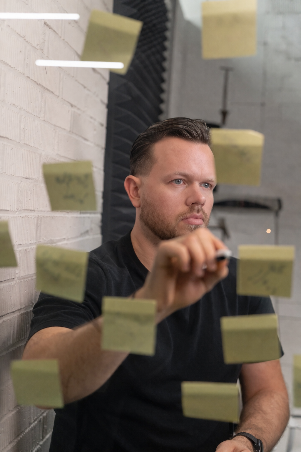 Amplifai-Studio-Homepage-huisstijlgerichte-grafische-vormgeving-scaled.